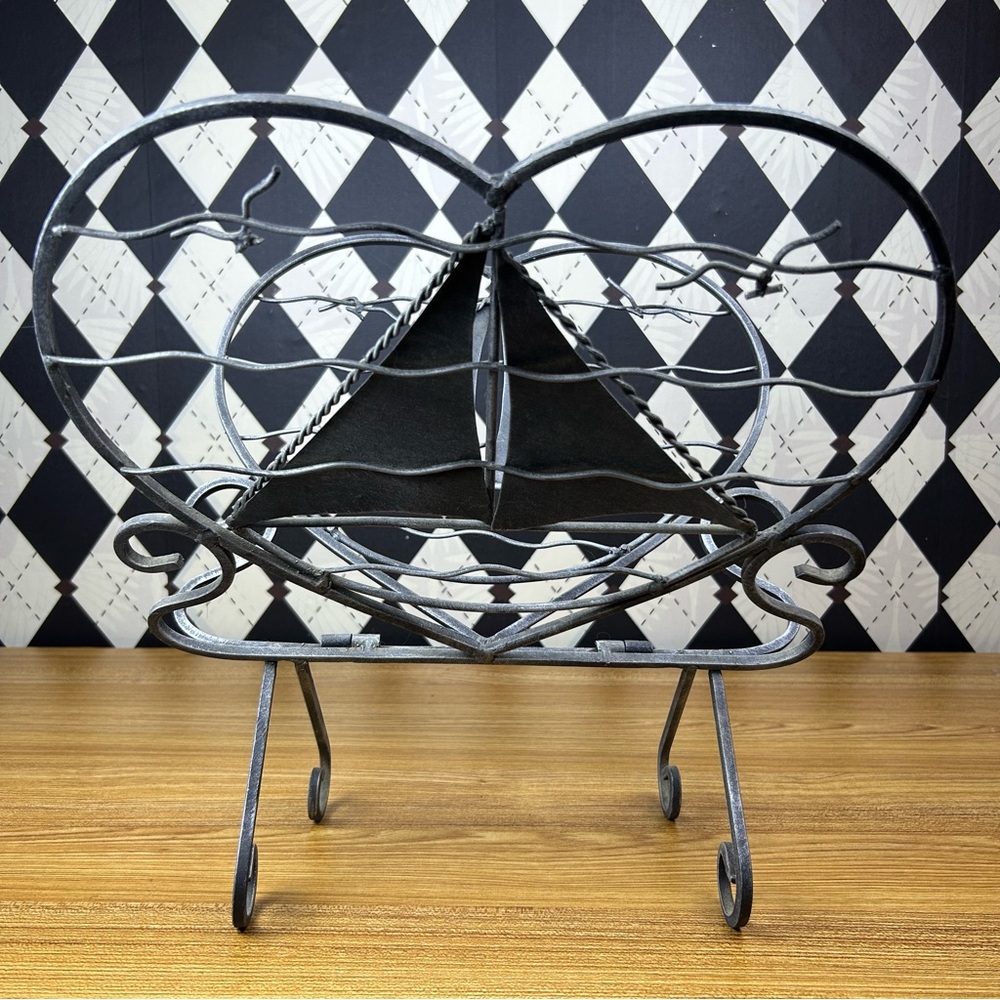 Rustic Butterfly Newspaper Rack Metal Wire Heart Shaped Magazine‎ Holder